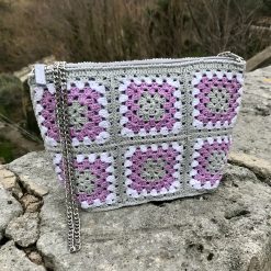 Pochette Granny Square Avia in Feltro Rivestita con Mattonelle ad Uncinetto in Cotone