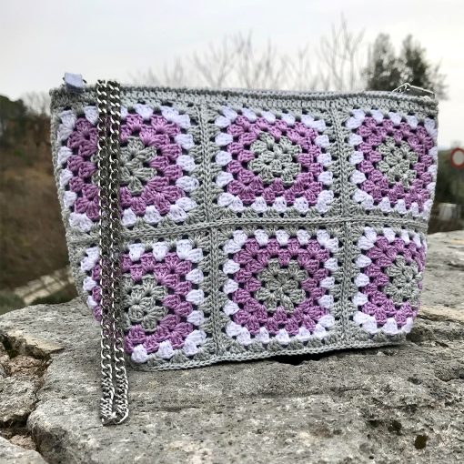 Pochette Granny Square Avia in Feltro Rivestita con Mattonelle ad Uncinetto in Cotone 2